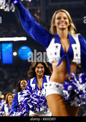 Arlington, Texas, USA. 30 Nov, 2017. Nov. 30 2017. Arlington, Texas. Die Dallas Cowboys Cheerleaders durchführen, wie die Dallas Cowboys besiegten die Washington Redskins 38 bis 14 bei ATT Stadium in Arlington, TX. Credit: Ralph Lauer/ZUMA Draht/Alamy leben Nachrichten Stockfoto