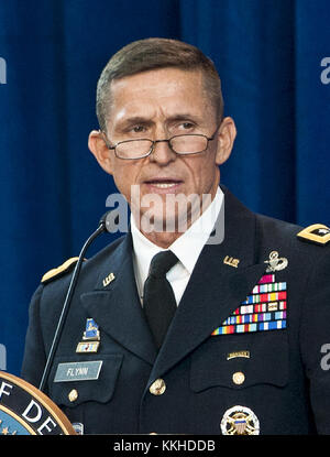 Michael Flynn spricht bei der Defense Intelligence Agency, Wechsel der Leitung der Joint Base Anacostia-Bolling, 24. Juli 2012. Armeegeneralleutnant Ronald Burgess Jr. übergab die Direktion des DIA an Lt. Flynn, nachdem er seit 2009 in dieser Position war. Obligatorische Gutschrift: Erin A. Kirk-Cuomo - DoD über CNP. | Nutzung weltweit Stockfoto