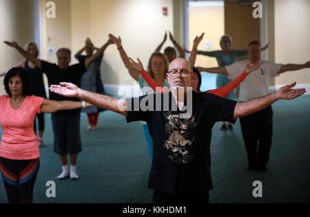 Florida, USA. 1. Dez, 2017. John dätwyler führt eine Mittelstufe und fortgeschrittene Tai Chi Klasse an der Mandel Öffentliche Bibliothek von West Palm Beach Freitag, 1. Dezember 2017. "Ich versuche, die Körper, Geist und Seele in meiner Klasse zu adressieren," sagte er. ''Es ist Low Impact Training, Atemtherapie, Visualisierung, Meditation in Bewegung und Selbstverteidigung alle verpackt in einem.'' Der freien Klassen jeden Freitag Morgen sind von 10:00 Uhr-11:00 Uhr im Auditorium der Bibliothek. Spenden sind optional. Quelle: Bruce R. Bennett/der Palm Beach Post/ZUMA Draht/Alamy leben Nachrichten Stockfoto