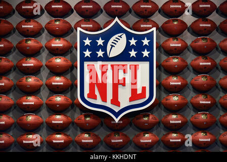 New York, USA. Dezember 2017 im NFL Experience Times Square Opening Celebration am 30. November 2017 in New York City mit dem NFL-Logo mit Fußbällen zu sehen. Credit: Erik Pendzich/Alamy Live News Stockfoto