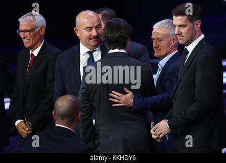 Moskau, Russland. Dezember 2017. Der Trainer der deutschen Fußballnationalmannschaft Joachim Loew (C) im Gespräch mit Trainer Stanislaw Tschertschessow (2-L) aus Russland und Trainer Didier Deschamps (2-R) aus Frankreich nach der Auslosung der FIFA-Weltmeisterschaft 2018 im Staatlichen Kreml-Palast in Moskau, Russland, 01. Dezember 2017. Quelle: Christian Charisius/dpa/Alamy Live News Stockfoto