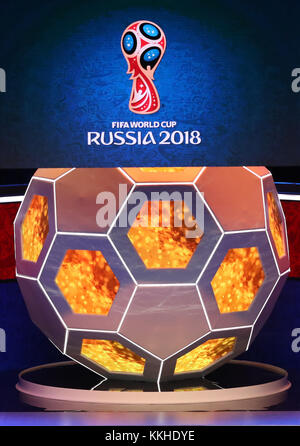 Moskau, Russland. Dezember 2017. Das Logo der Weltmeisterschaft 2018 auf der Bühne nach der Auslosung der FIFA-Weltmeisterschaft 2018 im Staatlichen Kreml-Palast in Moskau, Russland, 01. Dezember 2017. Quelle: Christian Charisius/dpa/Alamy Live News Stockfoto