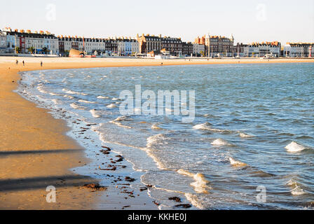 Portland, Dorset. 1. Dez 2017 - Menschen genießen Sie sonnige Weymouth Beach auf der ersten offiziellen Tag der Winter Credit: stuart Hartmut Ost/alamy leben Nachrichten Stockfoto