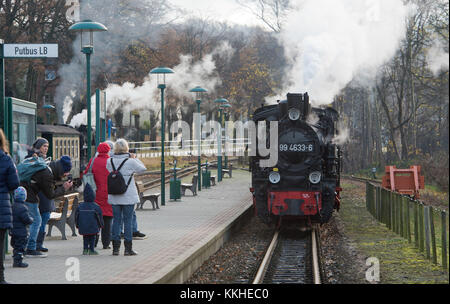 Die 99 4633-6er Dampflok der sächsischen Bahnbau- und Betriebsgesellschaft Pressnitztalbahn mbH kommt am 1. Dezember 2017 im Bahnhof Biny an. Die BaederBahn – Rasender Roland ist ein dampfbetriebener Schmalspurzug auf Deutschlands größter Insel in Mecklenburg-Vorpommern. Als Teil des ÖPNV fährt die Nahverkehrsbahn täglich von Putbus nach Goehren mit Halt in Sellin und Baabe. Foto: Stefan sauer/dpa-Zentralbild/dpa Stockfoto