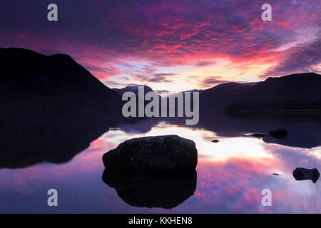 Ullswater, Lake District, Cumbria GROSSBRITANNIEN. Freitag, 1. Dezember 2017. UK Wetter. Am ersten Tag des Mtk im Winter gab es einen spektakulären Sonnenuntergang über die schneebedeckten Gipfel des Lake District in Cumbria. Quelle: David Forster/Alamy leben Nachrichten Stockfoto