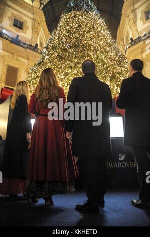 Mailand, Italien. 1. Dezember, 2017. Beleuchtung der Swarovski Weihnachtsbaum in der Galleria Vittorio Emanuele II im Bild: Die Beleuchtung der Baum lichter Credit: unabhängige Fotoagentur srl/alamy leben Nachrichten Stockfoto