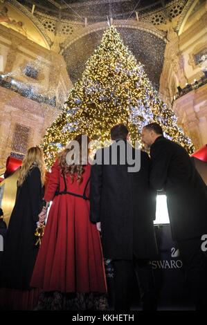 Mailand, Italien. 1. Dezember, 2017. Beleuchtung der Swarovski Weihnachtsbaum in der Galleria Vittorio Emanuele II im Bild: Die Beleuchtung der Baum lichter Credit: unabhängige Fotoagentur srl/alamy leben Nachrichten Stockfoto