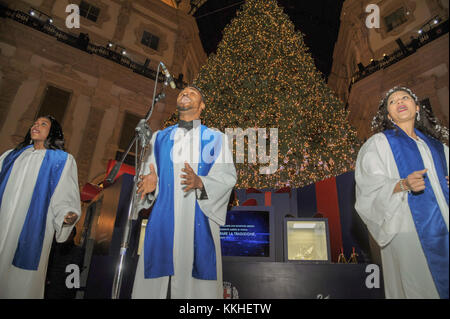 Mailand, Italien. 1. Dezember, 2017. Beleuchtung der Swarovski Weihnachtsbaum in der Galleria Vittorio Emanuele auf dem Bild: ein Gospel Chor schließt die Zeremonie Credit: unabhängige Fotoagentur srl/alamy leben Nachrichten Stockfoto