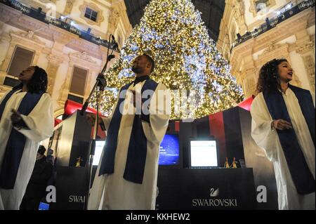 Mailand, Italien. 1.. Dezember 2017. Beleuchtung des Swarovski Weihnachtsbaums in der Gallerie Vittorio Emanuele im Bild: Ein Gospelchor schließt die Zeremonie ab Credit: Independent Photo Agency Srl/Alamy Live News Stockfoto