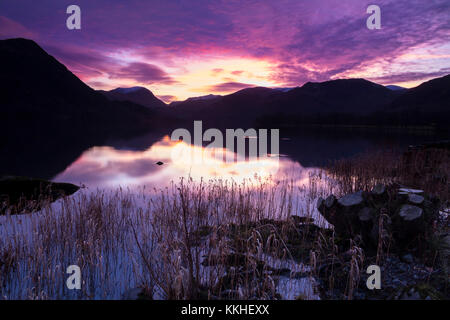 Ullswater, Lake District, Cumbria GROSSBRITANNIEN. Freitag, 1. Dezember 2017. UK Wetter. Am ersten Tag des Mtk im Winter gab es einen spektakulären Sonnenuntergang über die schneebedeckten Gipfel des Lake District in Cumbria. Quelle: David Forster/Alamy leben Nachrichten Stockfoto