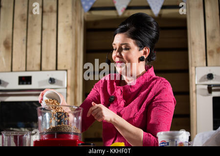 Birmingham, Großbritannien. 1. Dezember, 2017. Sharon Hearne Smith auf der Küche Bühne Winter erstellen zwei Rezepte aus ihren Büchern keinen Koch Kochbuch und keine Backen backen. Credit: Steven roe/Alamy leben Nachrichten Stockfoto