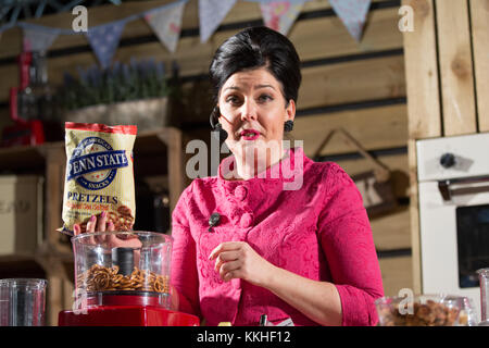 Birmingham, Großbritannien. 1. Dezember, 2017. Sharon Hearne Smith auf der Küche Bühne Winter erstellen zwei Rezepte aus ihren Büchern keinen Koch Kochbuch und keine Backen backen. Credit: Steven roe/Alamy leben Nachrichten Stockfoto