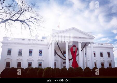 Washington, Vereinigte Staaten von Amerika. 01 Dez, 2017. Eine riesige rote Schleife auf der westlichen Vorhalle des Weißen Hauses Kennzeichnung Welt-AIDS-Tag am 1. Dezember 2017 in Washington, DC. Credit: planetpix/alamy leben Nachrichten Stockfoto