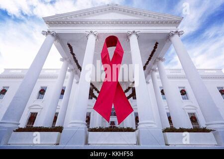 Washington, Vereinigte Staaten von Amerika. 01 Dez, 2017. Eine riesige rote Schleife auf der westlichen Vorhalle des Weißen Hauses Kennzeichnung Welt-AIDS-Tag am 1. Dezember 2017 in Washington, DC. Credit: planetpix/alamy leben Nachrichten Stockfoto