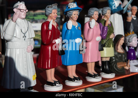 Windsor, Großbritannien. 1. Dez, 2017. royal Souvenirs im Fenster eines Geschenk Shop. Credit: Mark kerrison/alamy leben Nachrichten Stockfoto
