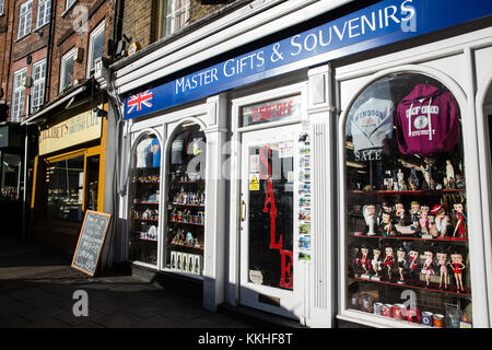 Windsor, Großbritannien. 1. Dez, 2017. royal Souvenirs im Fenster eines Geschenk Shop. Credit: Mark kerrison/alamy leben Nachrichten Stockfoto