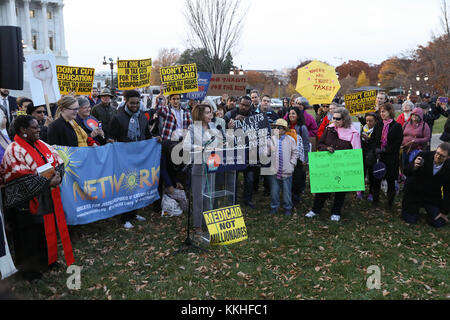 Washington, United States. 30 Nov, 2017. Die US-amerikanischen Hausminoritätführer Nancy Pelosi von Kalifornien während des Menschen verschleppen Rally spricht gegen die republikanische Steuerbescheid außerhalb der usa capitol November 30, 2017 in Washington, DC. (Foto von US-Senat Foto per Kreditkarte: planetpix/alamy leben Nachrichten Stockfoto