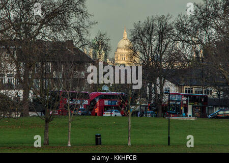 Peckham, London, UK. 1. Dezember 2017. Die Kuppel der St. Paul's Cathedral von Peckham Rye Gemeinsame gesehen. David Rowe/Alamy Leben Nachrichten. Stockfoto