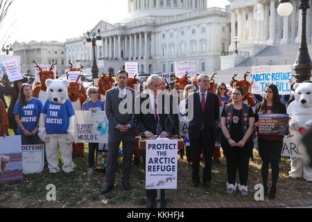 Washington, Usa. November 2017 30. US-Senator Ed Markey von Massachusetts spricht während eines Protestes, der das Arctic National Wildlife Refuge vor dem US-Kapitol am 30. November 2017 in Washington DC unterstützt. Der republikanisch geführte Senat versucht, Ölbohrungen in der Arktis zu erlauben, indem er es in der Steuersenkung versteckt. (Foto: US-Senat Foto: Planetpix/Alamy Live News Stockfoto