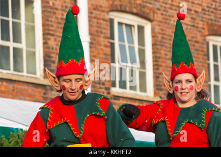 Portsmouth, Hampshire, UK. 1. Dez 2017. Menschenmassen besuchen Sie die Viktorianischen Weihnachtsfest in Portsmouth Historic Dockyard für die Unterhaltung, Zeichen in alten Tagen und der Weihnachtsmarkt gekleidet. Stockfoto