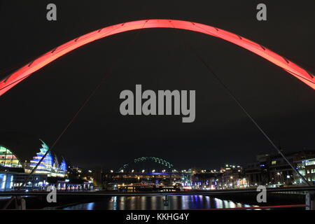 Newcastle, UK. 1. Dez, 2017. Gateshead Millennium Bridge rot für Welt-AIDS-Tag am 1. Dezember & Kerze gedreht beleuchtete Mahnwache an der Kirche des hl. Thomas, der Märtyrer. Newcastle, Tyne & Wear, Großbritannien. Credit: David whinham/alamy leben Nachrichten Stockfoto