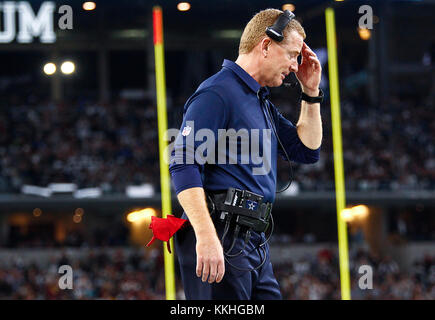 Arlington, Texas, USA. 30 Nov, 2017. Nov. 30 2017. Arlington, Texas. Dallas Cowboys Head Coach Jason Garrett am Rande wie die Dallas Cowboys besiegten die Washington Redskins 38 bis 14 bei ATT Stadium in Arlington, TX. Credit: Ralph Lauer/ZUMA Draht/Alamy leben Nachrichten Stockfoto