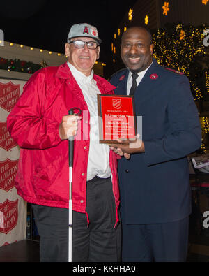 Los Angeles, Kalifornien, USA. 30 Nov, 2017. mark Pritchard mit Osei steart zeigt seine Bell Ringer des Jahres Award von der Heilsarmee bei der Heilsarmee red Wasserkocher Berühmtheit kickoff 2017 in der ursprünglichen Bauernmarkt in Los Angeles, Kalifornien am 30. November 2017. Credit: Sheri determan/alamy leben Nachrichten Stockfoto