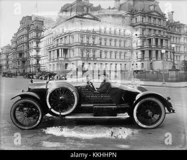Der Hudson Super Six, ein ikonisches Auto aus den 1920er Jahren, steht vor dem State, war, and Navy Building, einem historischen Gebäude in Washington, D.C. das Gebäude diente Anfang des 20. Jahrhunderts als Hauptquartier für das Kriegs-, Navy- und State-Ministerium. Stockfoto