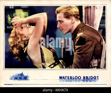 Die Lobbykarte für *Waterloo Bridge* (1931) zeigt Szenen aus dem klassischen Film, der die romantische und tragische Geschichte vor dem Hintergrund des Ersten Weltkriegs erzählt Stockfoto