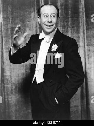 Dieses Foto von Bert Lahr aus dem Jahr 1936 zeigt den berühmten Schauspieler, der für seine Rolle als der feige Löwe in der Zauberer von Oz bekannt ist. Lahr war ein beliebter Bühnen- und Filmschauspieler, bekannt für sein Theatergeschick und seinen Beitrag zum Broadway und Hollywood. Stockfoto