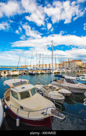 Piran, Slowenien - 3. September 2017: piran Hafen mit Fischerbooten, Segelboote und Yachten. Stadt an der Spitze der Piraner Halbinsel im Golf von befindet Stockfoto