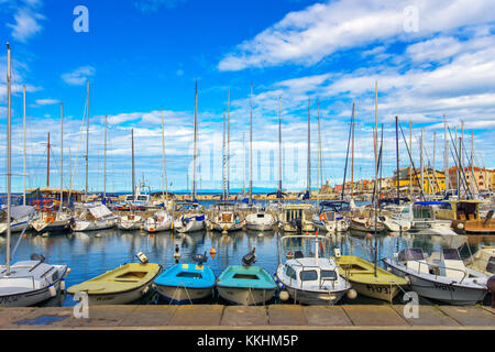 Piran, Slowenien - 3. September 2017: piran Hafen mit Fischerbooten, Segelboote und Yachten. Stadt an der Spitze der Piraner Halbinsel im Golf von befindet Stockfoto