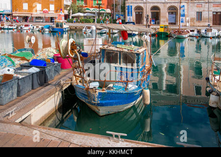 Piran, Slowenien - 3. September 2017: piran Hafen mit Fischerbooten, Segelboote und Yachten. Stadt an der Spitze der Piraner Halbinsel im Golf von befindet Stockfoto