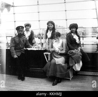 Nikolaus II. Von Russland, der letzte Zar Russlands, ist mit seinen Töchtern an Bord der Kaiserlichen Yacht Standart dargestellt. Das Bild fängt einen historischen Moment in der russischen kaiserlichen Geschichte ein und spiegelt den Lebensstil des königlichen familyâ vor der Revolution wider. Stockfoto