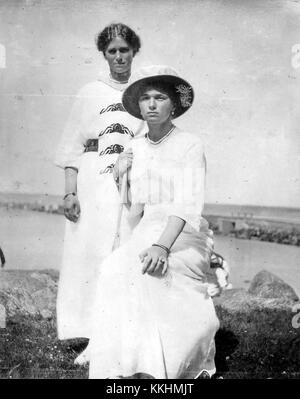 Maria und Olga Nikolajewna, die Töchter des Zaren Nikolaus II. Von Russland, sind im Peterhof, einer der königlichen Residenzen Russlands, dargestellt. Das Bild fängt einen Moment im Leben der Familie Romanov im frühen 20. Jahrhundert ein. Stockfoto