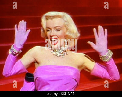 Gentlemen bevorzugen Blondes ist ein Film aus dem Jahr 1953 mit Marilyn Monroe und Jane Russell. In der musikalischen Komödie geht es um Themen wie Romantik und Reichtum, und Monroes legendäre Aufführung von „Diamonds are a Girl's Best Friend“ wird legendär. Stockfoto