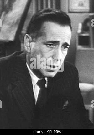Der Trailer für den Film Dark Passage aus dem Jahr 1947 spielt Humphrey Bogart in einer zentralen Rolle mit einem packenden Plot rund um Mystery und Crime, der für seinen Film Noir-Stil beliebt ist. Stockfoto