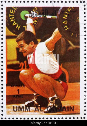 Diese 1972 erschienene Briefmarke von Umm al-Quwain zeigt Zygmunt Smalcerz, einen polnischen olympischen Gewichtheber, der in den 1970er Jahren mehrere Medaillen gewann Die Marke erinnert an seine Leistungen im Gewichtheben. Stockfoto