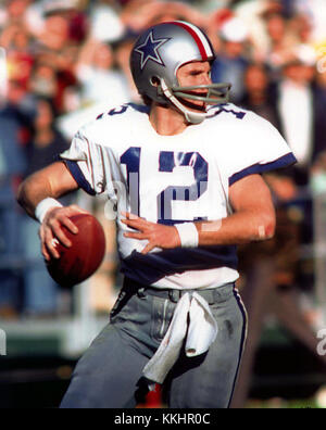 Roger Staubach war ein bekannter Quarterback der Dallas Cowboys in der NFL. Bekannt für seine Führungsqualitäten, seine Leichtathletik und seine Clutch-Leistungen, gilt Staubach als einer der größten Quarterbacks in der Geschichte der NFL und als Schlüsselspieler der Cowboys während ihrer erfolgreichen Saison in den 1970er Jahren Stockfoto