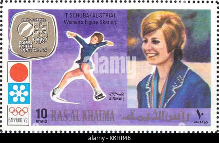 Die Marke Beatrix Schuba von 1972, herausgegeben von Ras al-Khaimah, erinnert an die Leistungen der österreichischen Eiskunstläuferin und spiegelt ihre internationale Anerkennung im Sport wider. Stockfoto
