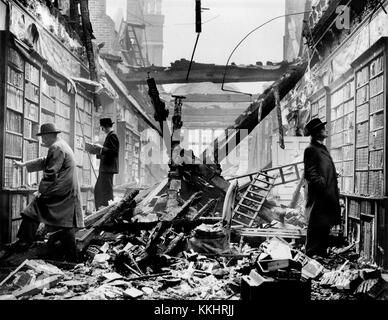 HOLLAND HOUSE, Kensington, London. Eine Innenansicht der bombardierten Bibliothek im Holland House mit Lesern, die anscheinend Bücher unabhängig von dem Schaden auswählen. Fotografiert im Jahr 1940. Das Haus wurde während des Zweiten Weltkriegs schwer bombardiert und blieb bis 1952 verkommen, als Teile der Überreste erhalten blieben. Holland House, ursprünglich bekannt als Cope Castle, war ein großartiges Haus in Kensington in London, gelegen im heutigen Holland Park. 1605 im elisabethanischen oder jakobanischen Stil für den Diplomaten Sir Walter Cope gegründet, ging das Gebäude später an die mächtige reiche Familie, dann an die Fox-Familie unter Stockfoto