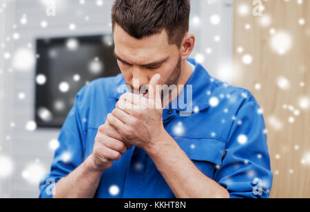 Automechaniker aufleuchten oder Rauchen Zigarette Stockfoto