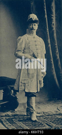 Eine Darstellung des Ballspiels von 1903, an dem Nikita Alexandrowitsch Wolkow teilnahm, veranschaulicht die Opulenz der gesellschaftlichen Ereignisse des Russischen Reiches. Stockfoto