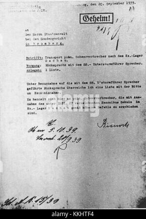 Ein formeller Brief über den ersten Transport von Gefangenen von Bydgoszcz nach KL Dachau, in dem ein Ereignis in der Geschichte des Zweiten Weltkriegs und des Holocaust beschrieben wird. Stockfoto