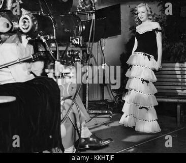 Ein Foto von Marilyn Monroe aus dem Jahr 1947, das die berühmte Schauspielerin in den ersten Jahren ihrer Karriere einfängt und ihre Schönheit und Ausstrahlung zeigt. Stockfoto