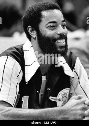 Walt Frazier, ein US-amerikanischer Basketballspieler, ist bekannt für seine Karriere bei den New York Knicks von 1967 bis 1979. Frazier, der sechsmalige NBA All-Star, war bekannt für seine defensiven Fähigkeiten und seinen extravaganten Style, der maßgeblich zu den NBA-Meisterschaften der Knicks 1970 und 1973 beitrug. Stockfoto