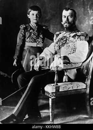Dieses historische Foto zeigt Zar Nikolaus II. Von Russland und seinen Sohn Alexis im Dezember 1911. Das Bild fängt einen seltenen, intimen Moment zwischen dem Kaiser und seinem Erben während der späten Zeit des Russischen Reiches ein. Stockfoto