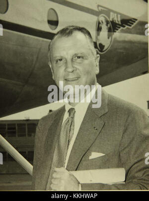 Juan Trippe, der Gründer von Pan American World Airways (Pan am), wird mit einem Stratocruiser-Flugzeug abgebildet. Die Stratocruiser war ein revolutionäres Passagierflugzeug, das die Flugreisen Mitte des 20. Jahrhunderts prägte. Stockfoto