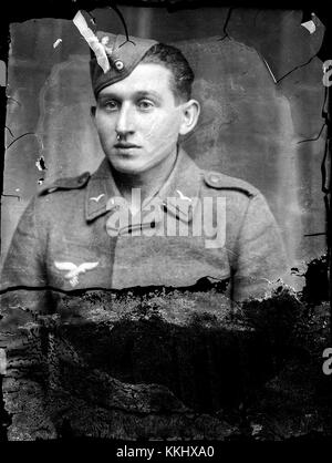 Dieses Foto zeigt einen Luftwaffe-Flieger aus Deutschland während des Militärdienstes in Rumänien, um 2014. Sie erfasst den Einzelnen in einem militärischen Kontext und zeigt seine Uniform und Umgebung während dieser Zeit. Stockfoto