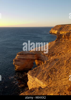 Natürliche Brücke in Kalbarri National Park bei Sonnenuntergang, Western Australia Stockfoto